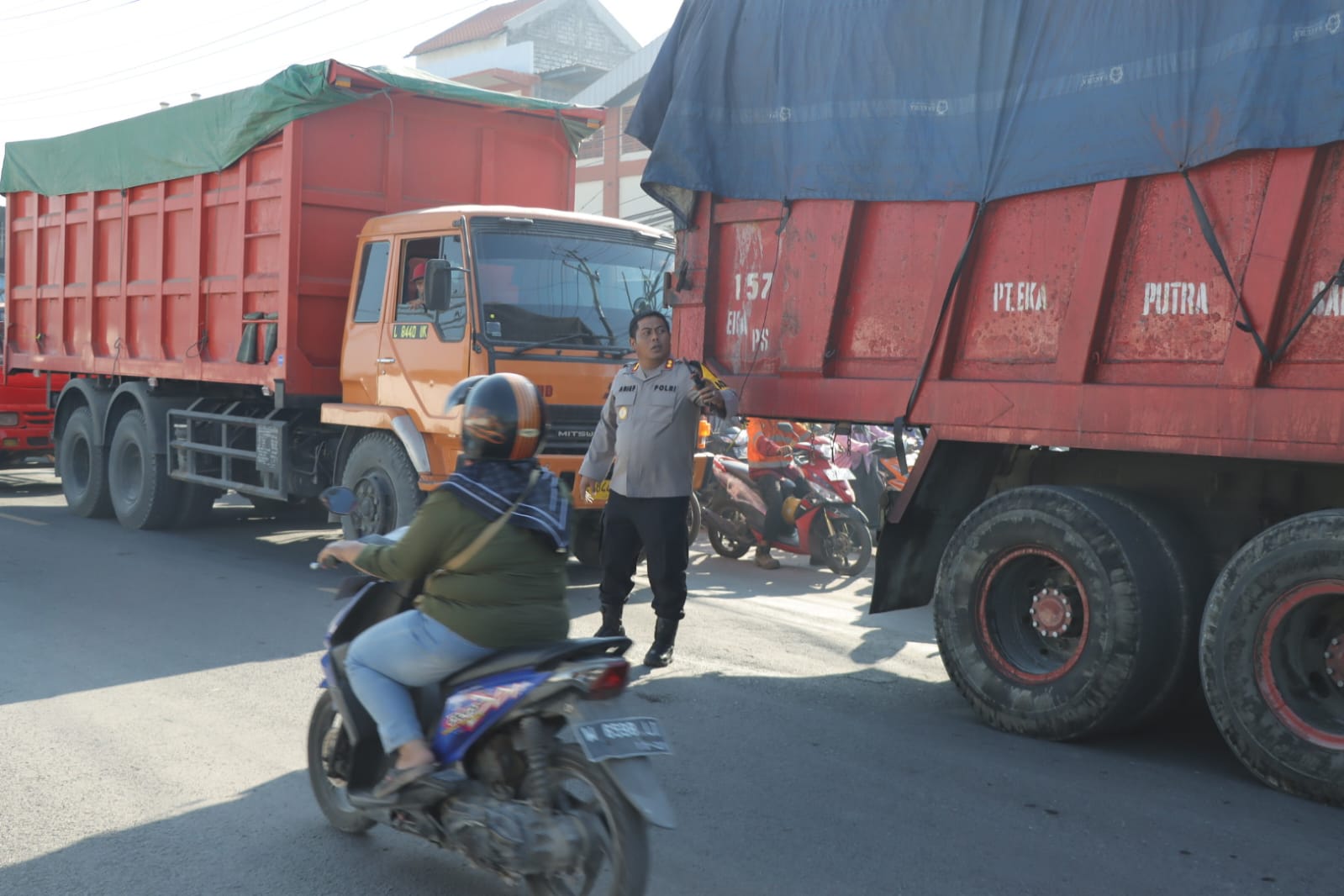 Kapolres Gresik AKBP Arief Kurniawan Terjun Urai Kemacetan di Jalan Raya Manyar