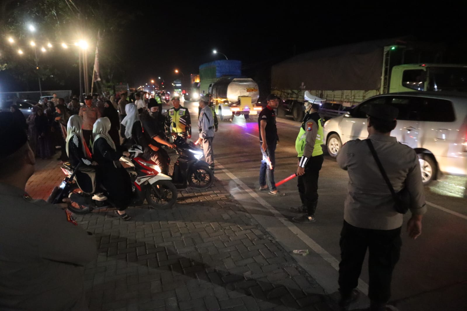 Polres Gresik Gelar Pengamanan Sholawat Bersama Habib Ahmad di Duduksampeyan Gresik
