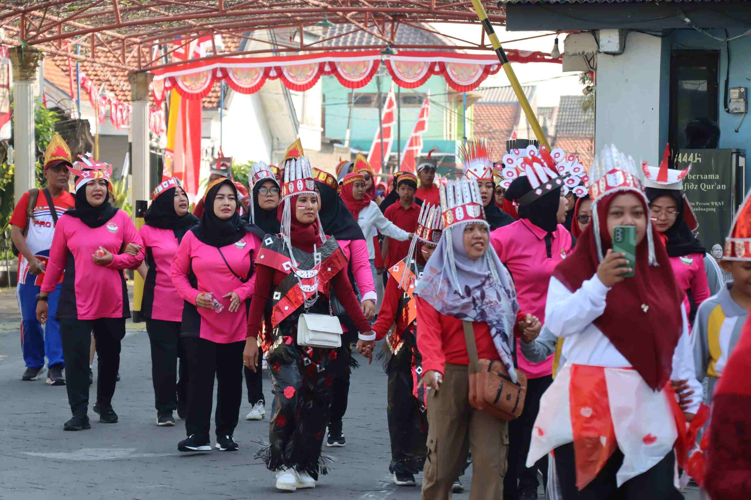 Jalan Sehat Semarakkan HUT RI, Bhayangkari Gresik Ajak Siswa SLB Kemala Bhayangkari Bergerak