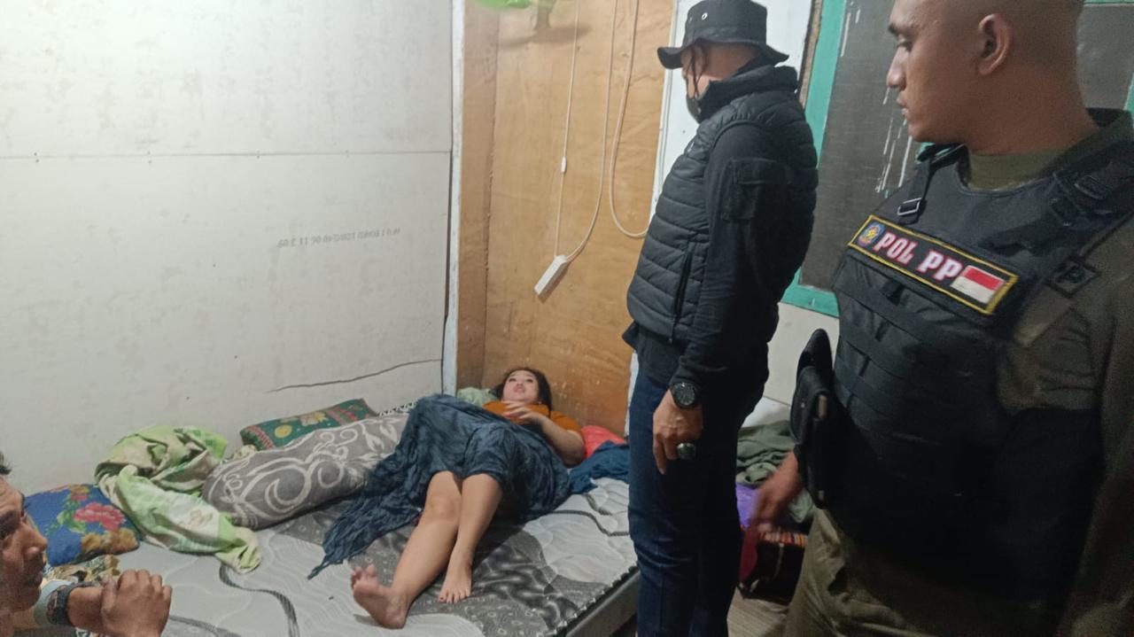 Blusukan, Pol PP Gresik Temukan Pasangan Bukan Suami Istri Asyik Rebahan Di Kamar Cafe