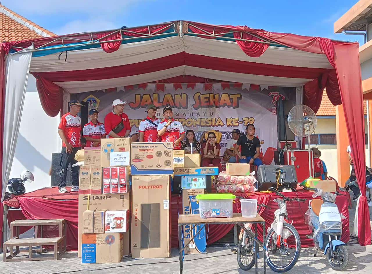 Meriahkan HUT RI ke 79, Pemdes Duduk Sampeyan Gelar Jalan Sehat Bersama