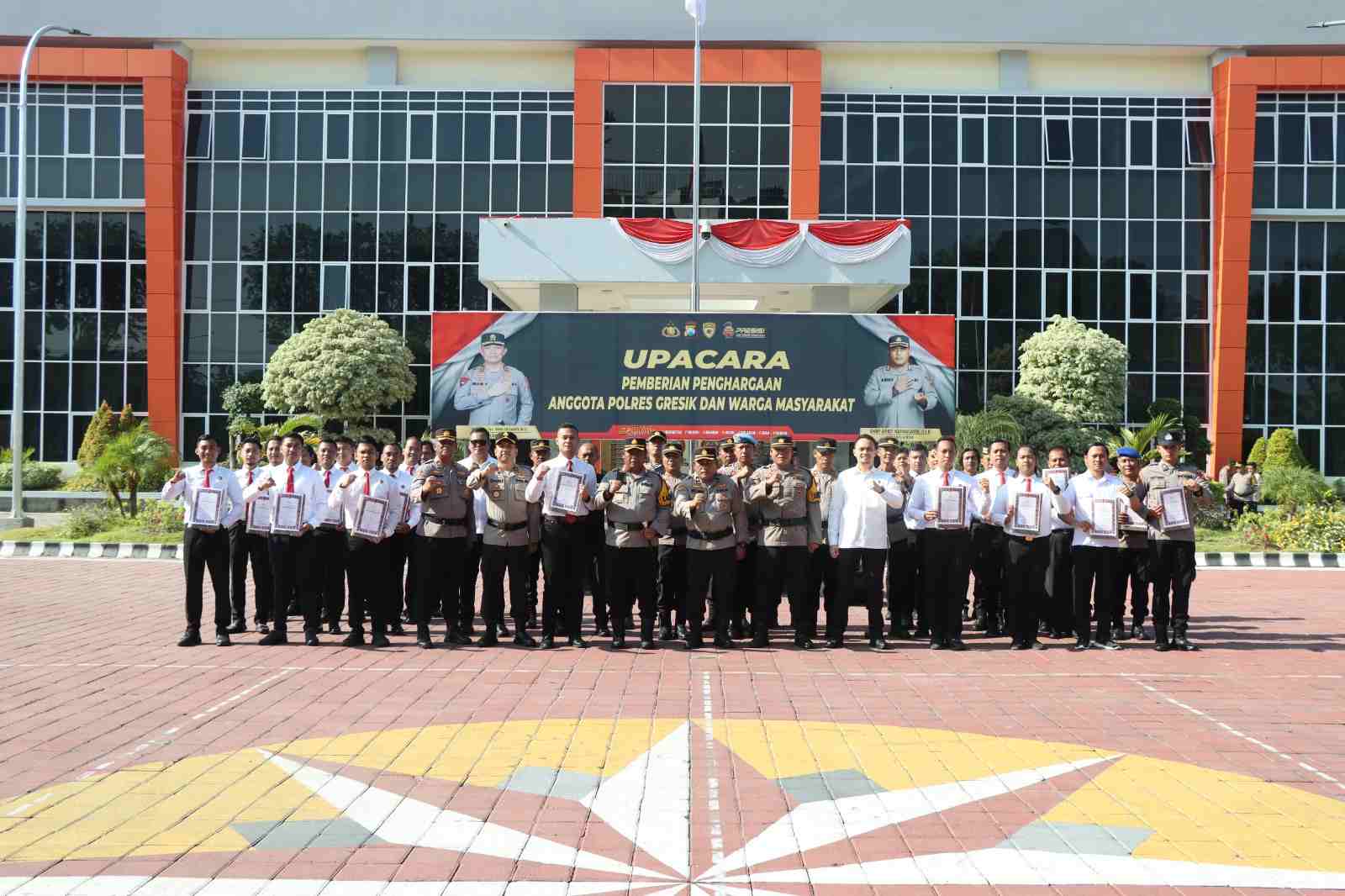 September Ceria, Kapolres Gresik Beri Reward Kepada Anggota Yang Berprestasi