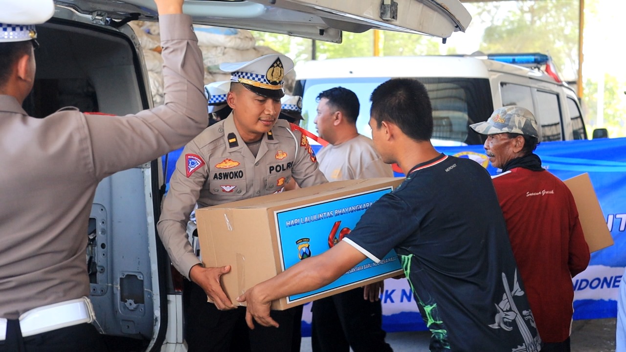 Satlantas Polres Gresik Gelar Bakti Sosial Rayakan HUT ke-69