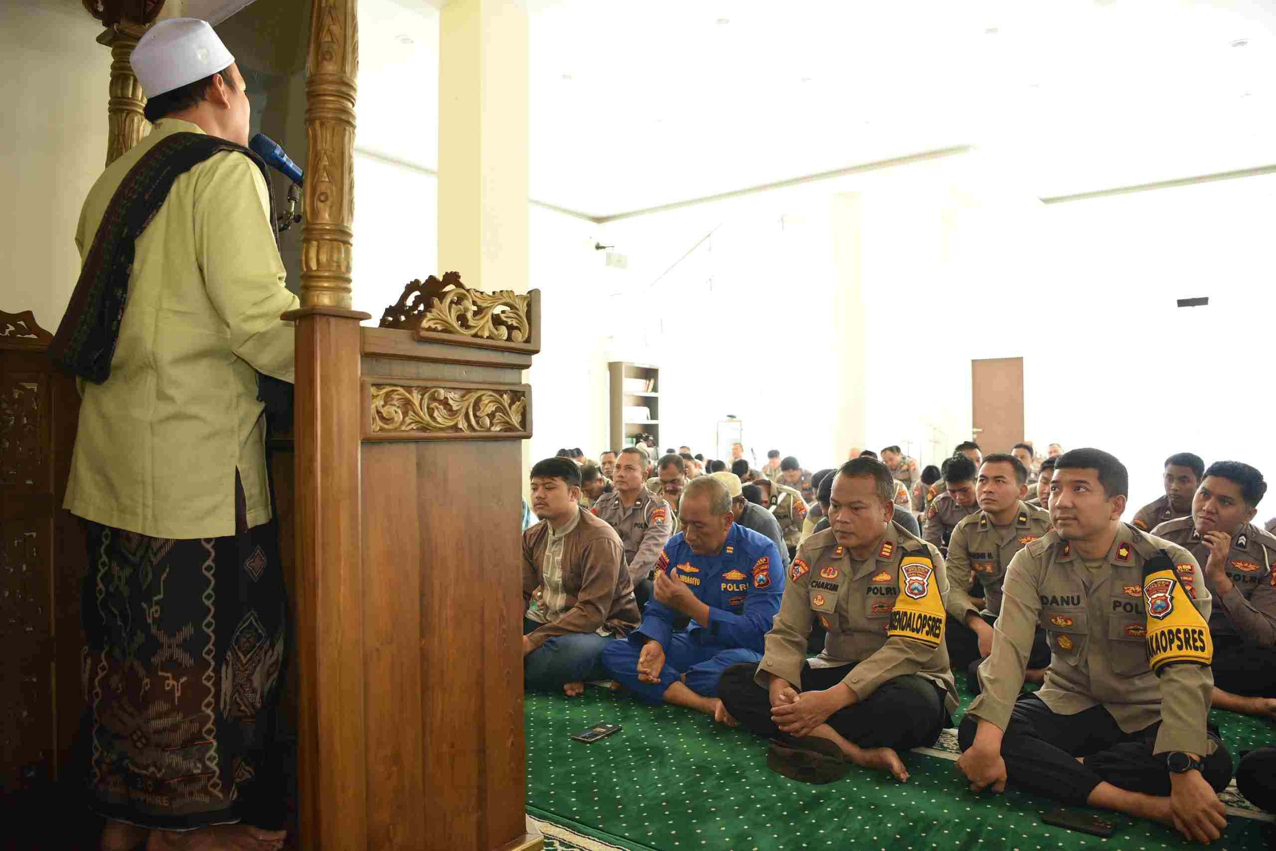 Pupuk Keimanan, Ustadz Zainul Arifin Ajak Personel Polres Gresik Tingkatkan Iman dan Taqwa