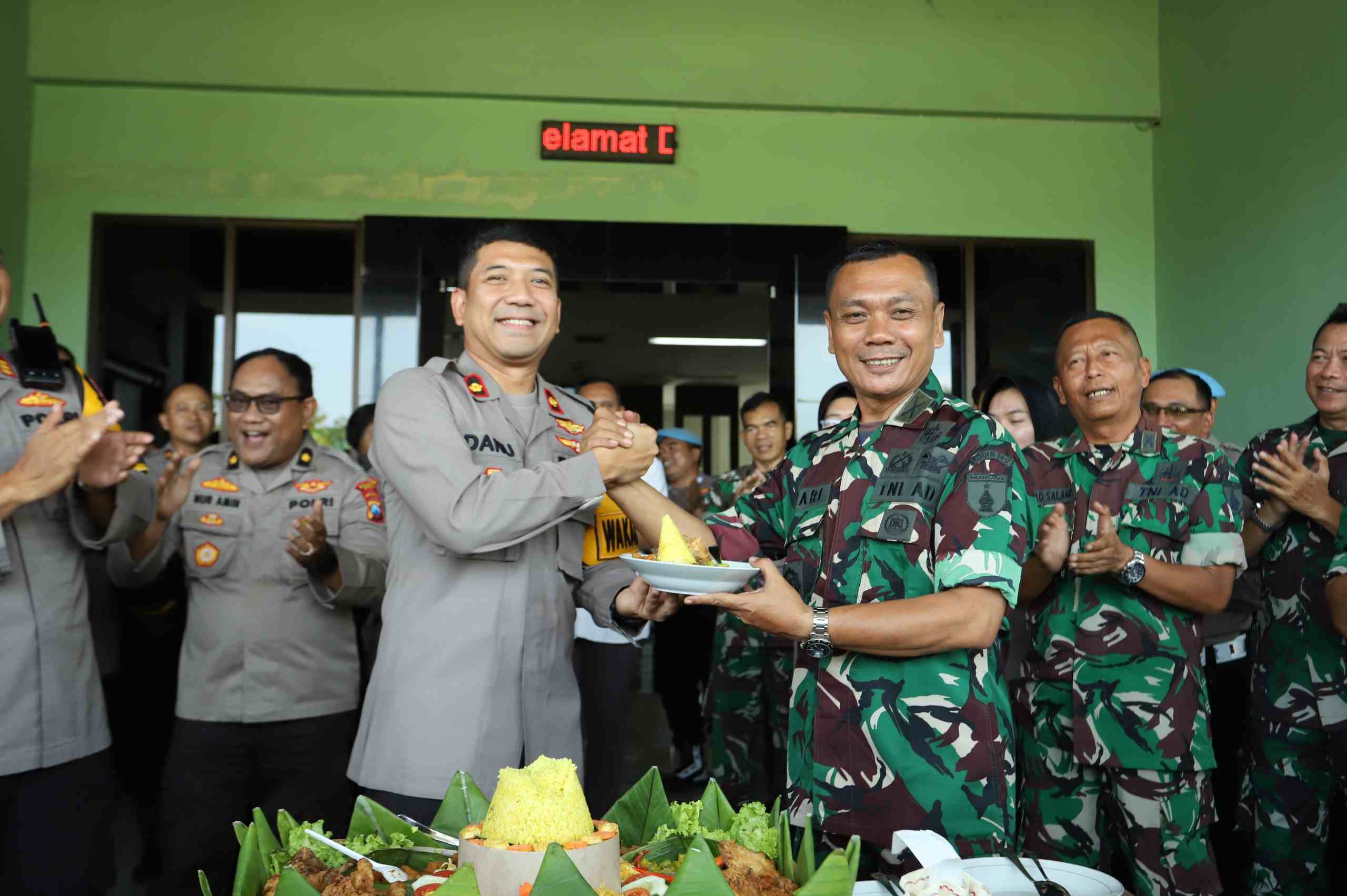 Solidaritas Kian Menguat, Polres Gresik Beri Kejutan HUT TNI ke 79 di Kodim 0817/Gresik