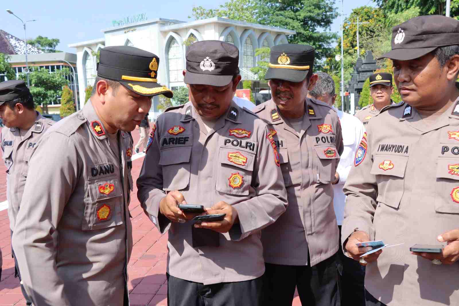 Pastikan Tak Ada Aplikasi Judol, Wakapolres Gresik Cek HP Anggotanya