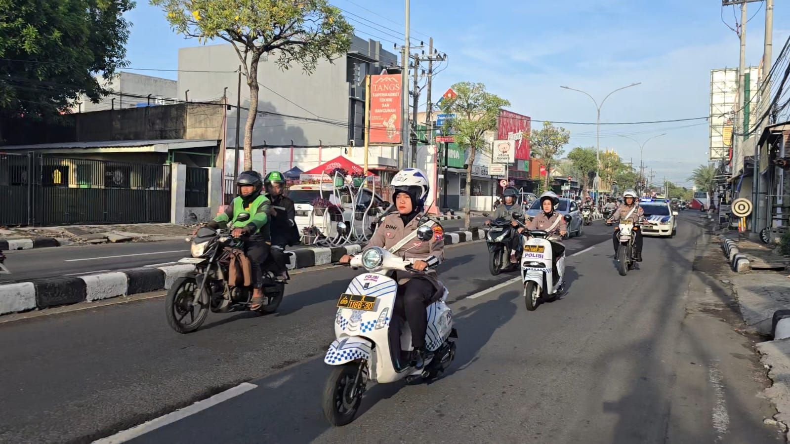 Polwan Gresik Jadi Pionir Patroli Kendarai Motor Listrik Edukasi Ramah Lingkungan