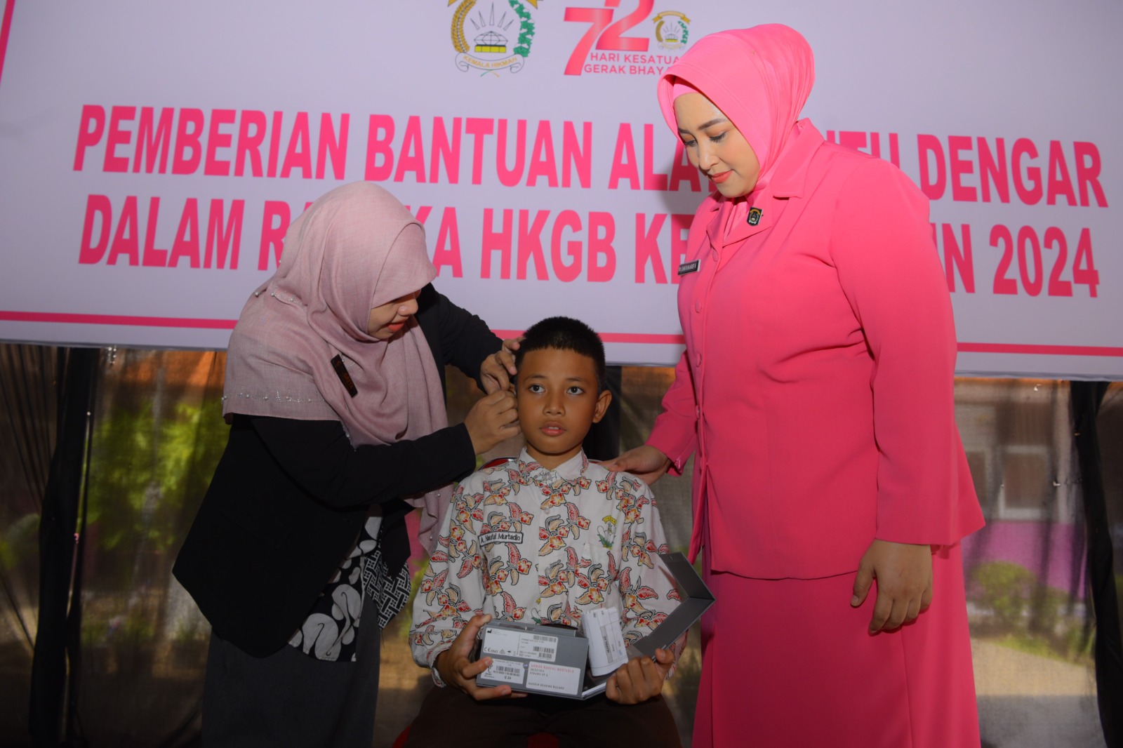 Bhayangkari Cabang Gresik Beri Bantuan Alat Bantu Dengar ke SLB Kemala Bhayangkari 2 Gresik