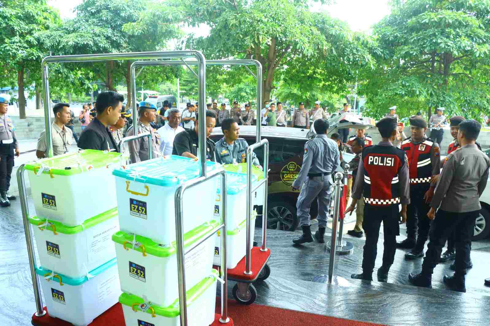 Polres Gresik Gelar Pengamanan Rapat Pleno Terbuka Rekapitulasi Hasil Pilkada 2024 di Hotel Santika