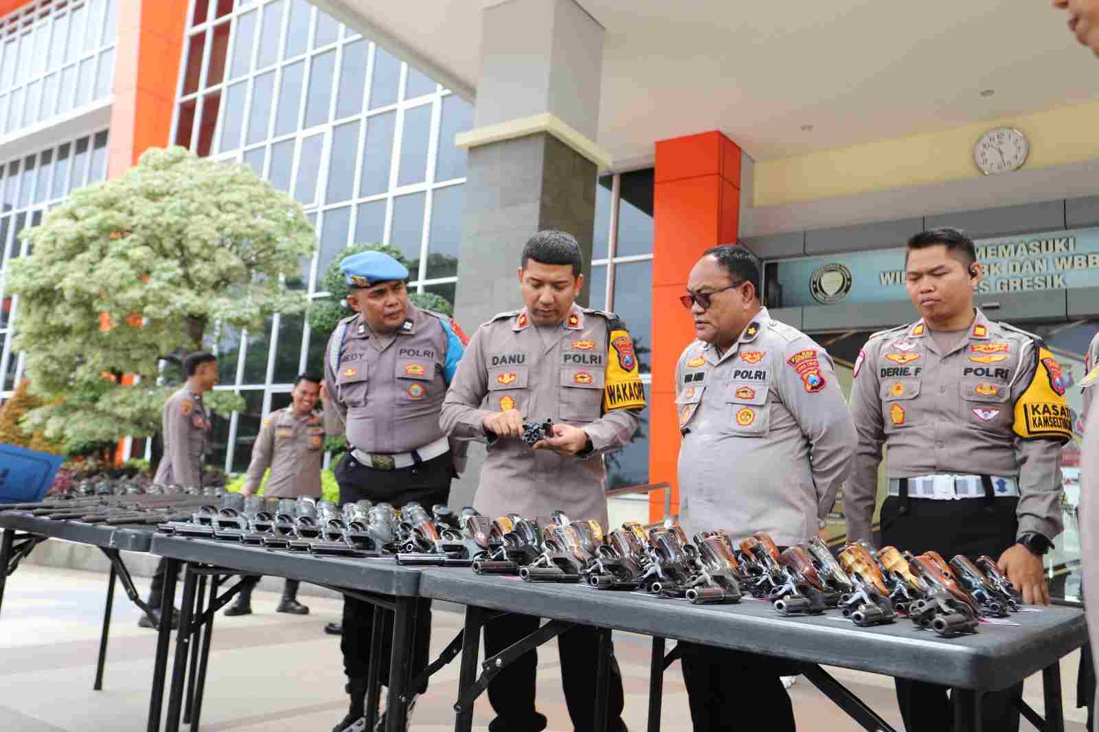 Usai Apel, Polres Gresik Gelar Pemeriksaan Senjata Api