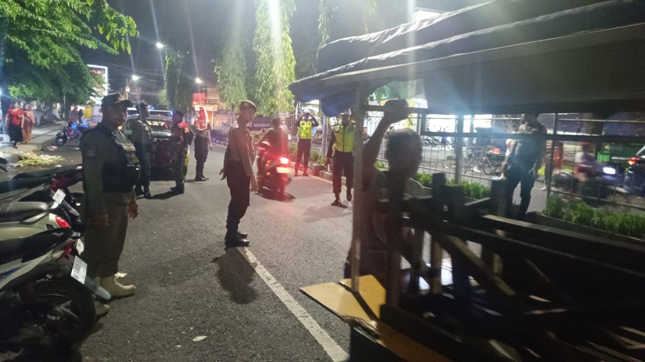 Bandel, Pol PP Gresik Turun Tangan Tertibkan Parkir Liar dan Pedagang Emperan Pasar Gresik