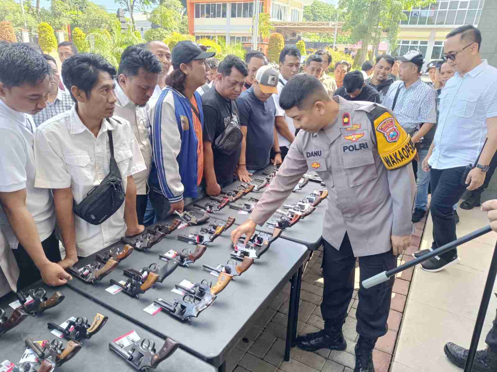 Ops Nataru 2024, Wakapolres Gresik Pimpin Pengecekan Senjata Api Rutin