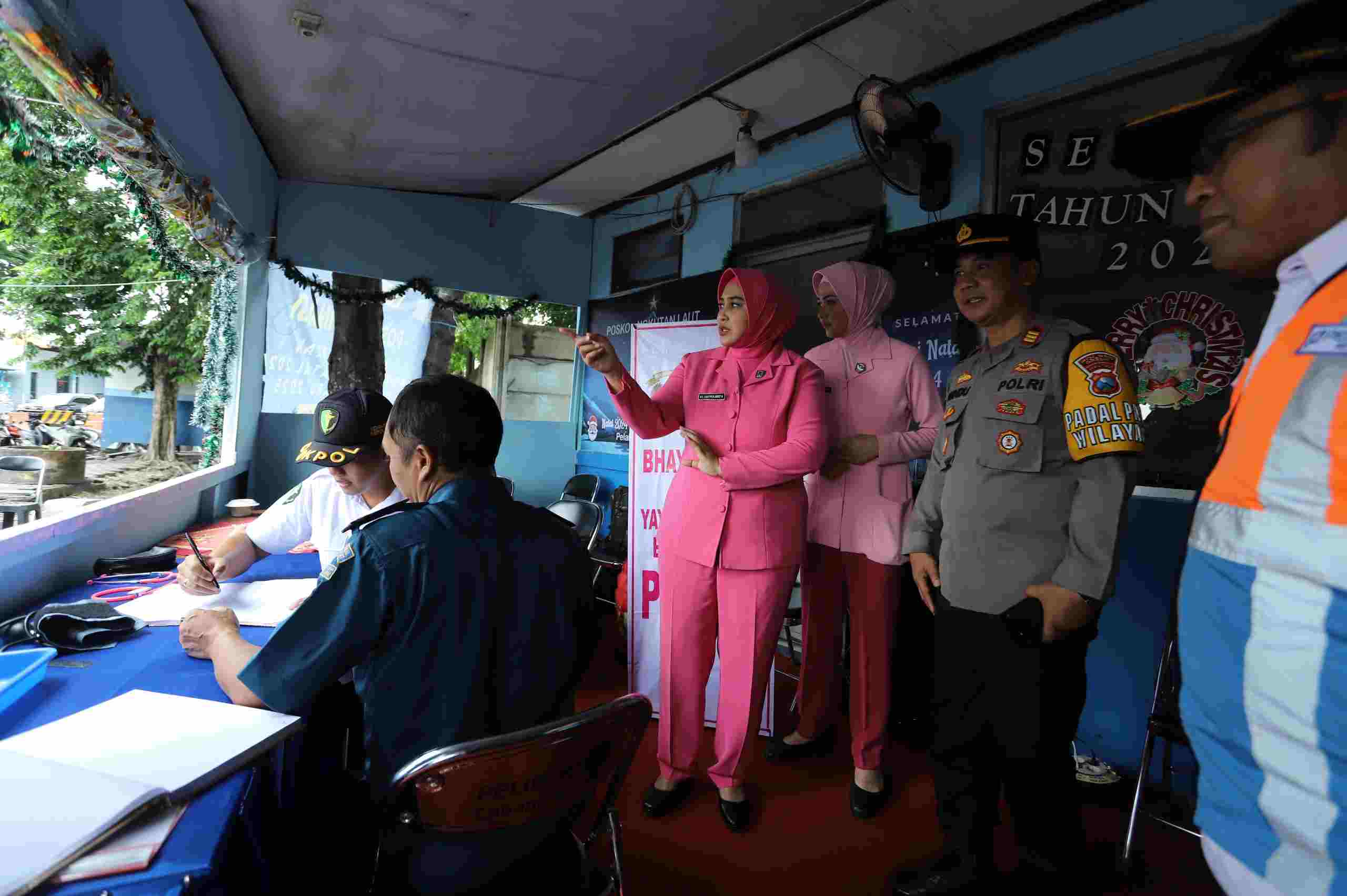Bentuk Kepedulian, Bhayangkari Cabang Gresik Beri Semangat dan Bagi Bingkisan kepada Petugas Pengamanan Nataru