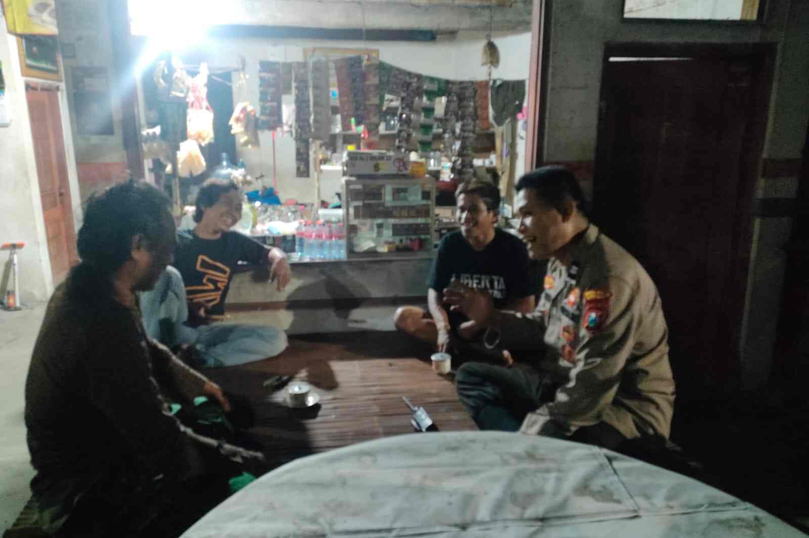Bhabinkamtibmas Polsek Benjeng Gelar Ngopi Kamtibmas Bareng Warga Sampaikan Bahaya Narkoba