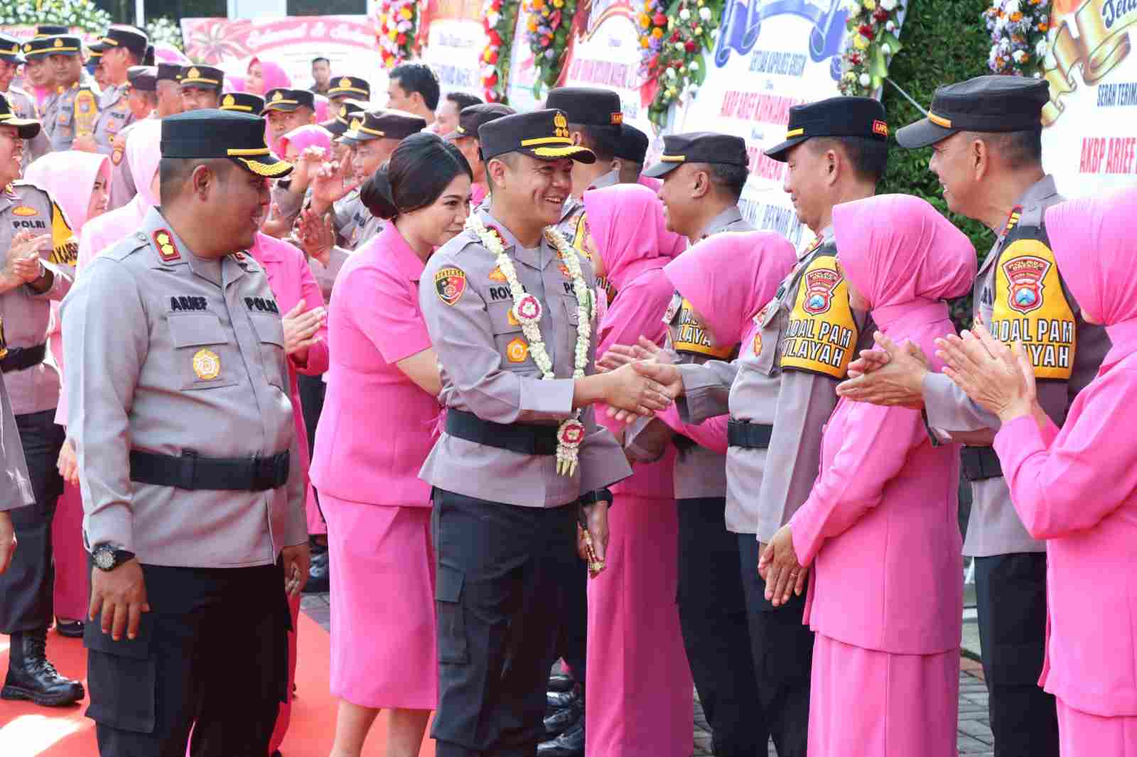 Mengawali Tugas, Kapolres Gresik AKBP Rovan Richard Mahenu Disambut Upacara Pedang Pora