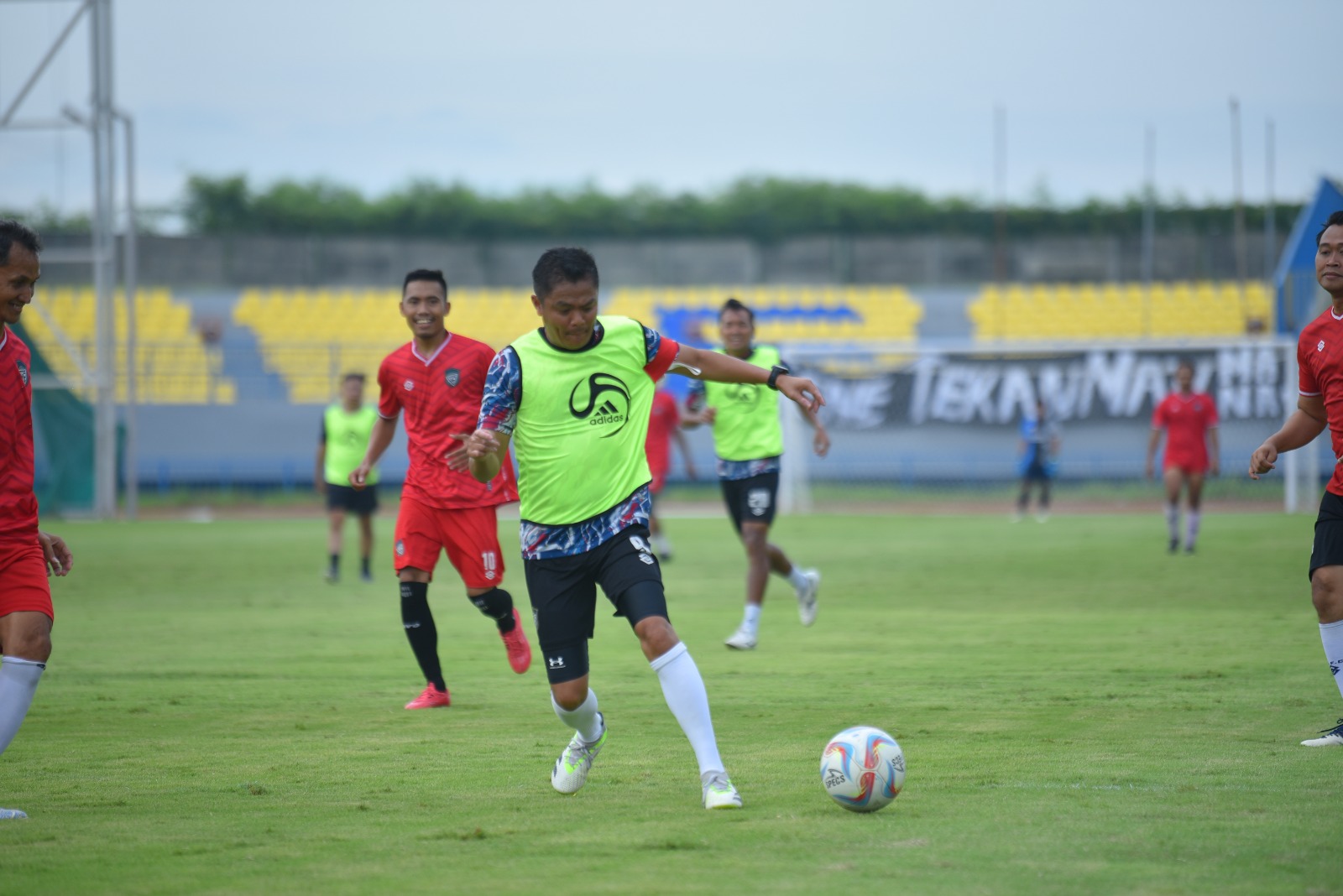 Jalin Sinergitas Kapolres Gresik bersama Bupati Gresik Bermain Sepak bola Bersama
