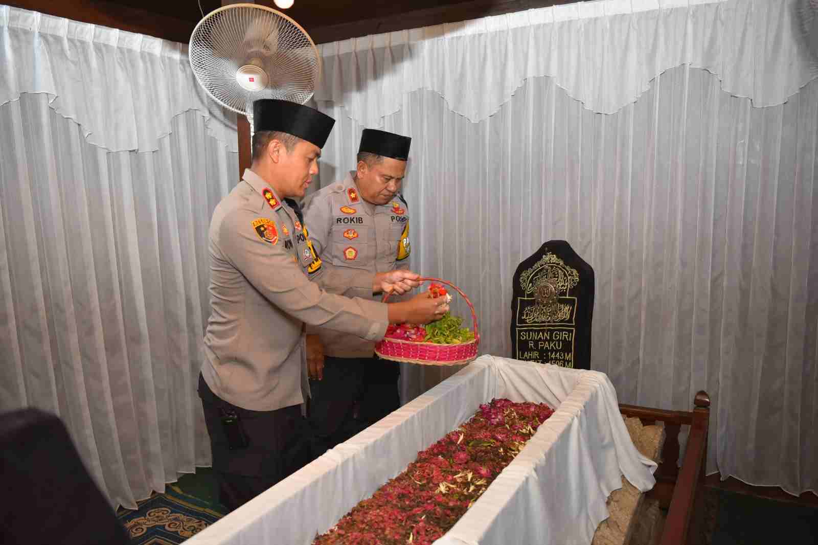 Kapolres Gresik Ziarah ke Makam Tokoh Penyebar Islam: Menghormati dan Mengenang Jasa Leluhur