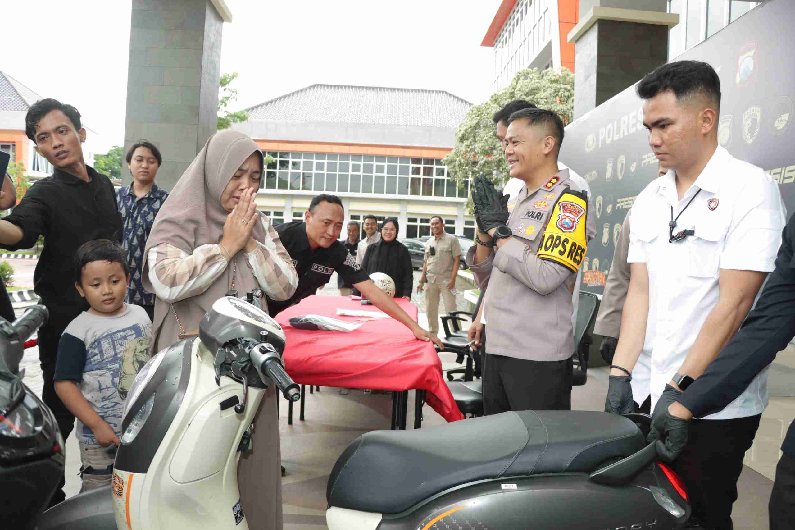Terharu Ibu Eva Ucapkan Terimakasih ke Kapolres Gresik, Motor Dicuri Kembali