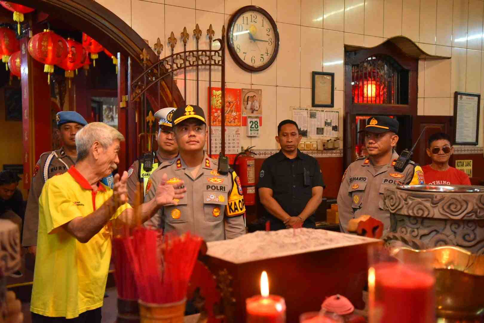 Kapolres Gresik Tinjau Langsung Pengamanan Perayaan Tahun Baru Imlek 2025 di Klenteng Kim Hin Kiong T.I.T.D