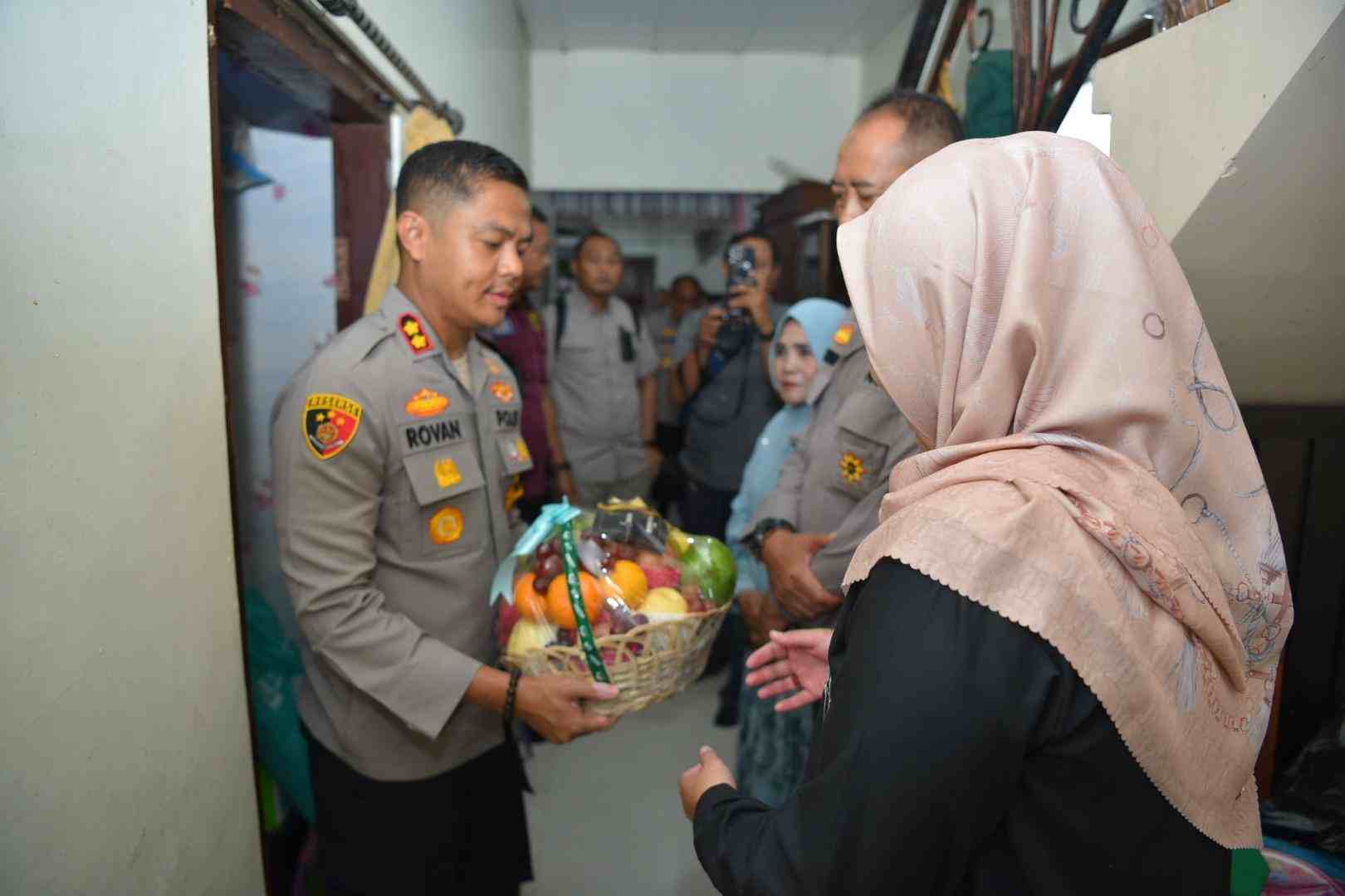 Bentuk Kepedulian Kapolres Gresik AKBP Rovan Jenguk Anggota yang Sakit dan Beri Dukungan