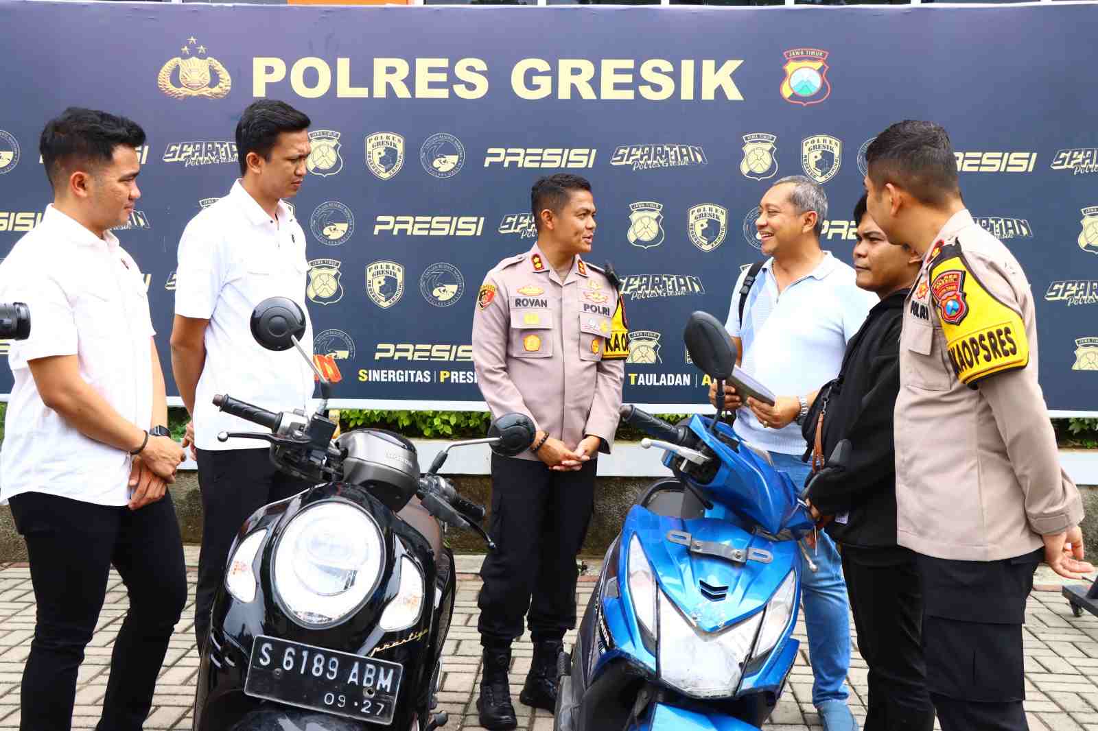 Senyum Warga usai Kapolres Gresik Kembalikan Motor Curian Kepada Pemilik Kendaraan
