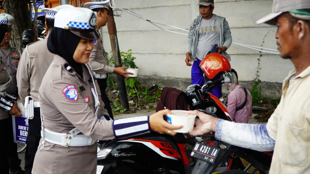 Kepedulian Satlantas Polres Gresik Kepada Warga melalui Jumat Berkah