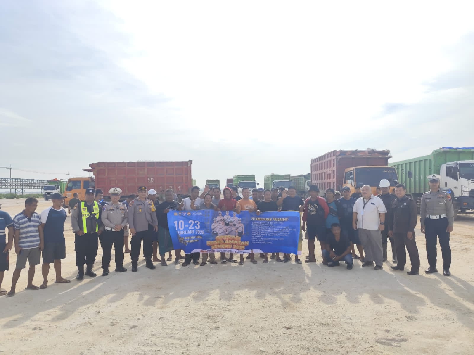 Satlantas Polres Gresik Gelar Edukasi Bagi Sopir Truk PT. KAS Manyar dalam Ops Keselamatan Semeru 2025