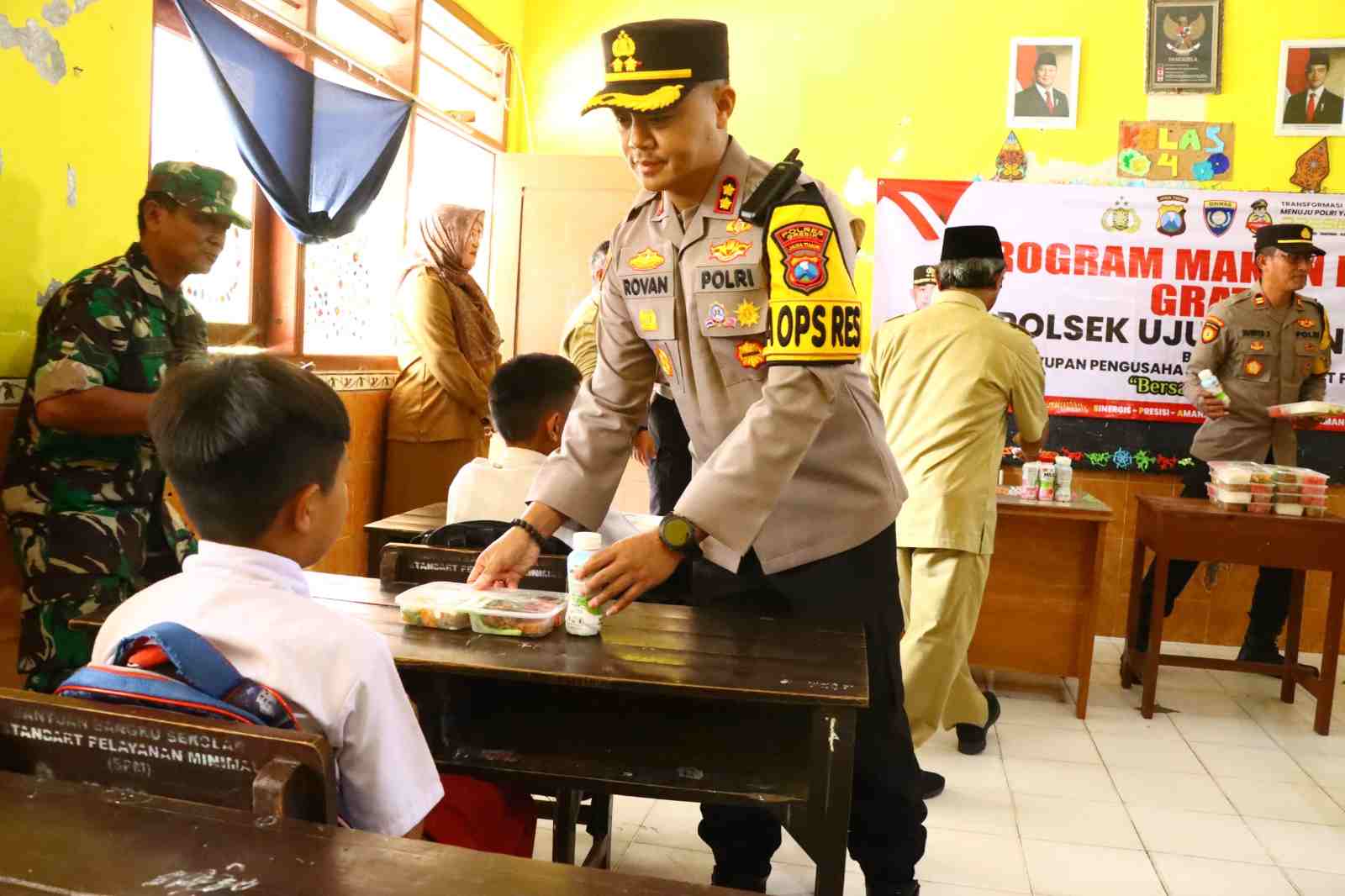 Kepedulian Polres Gresik Gelar Program Makan Bergizi Gratis untuk Siswa SDN Ngimboh Ujungpangkah