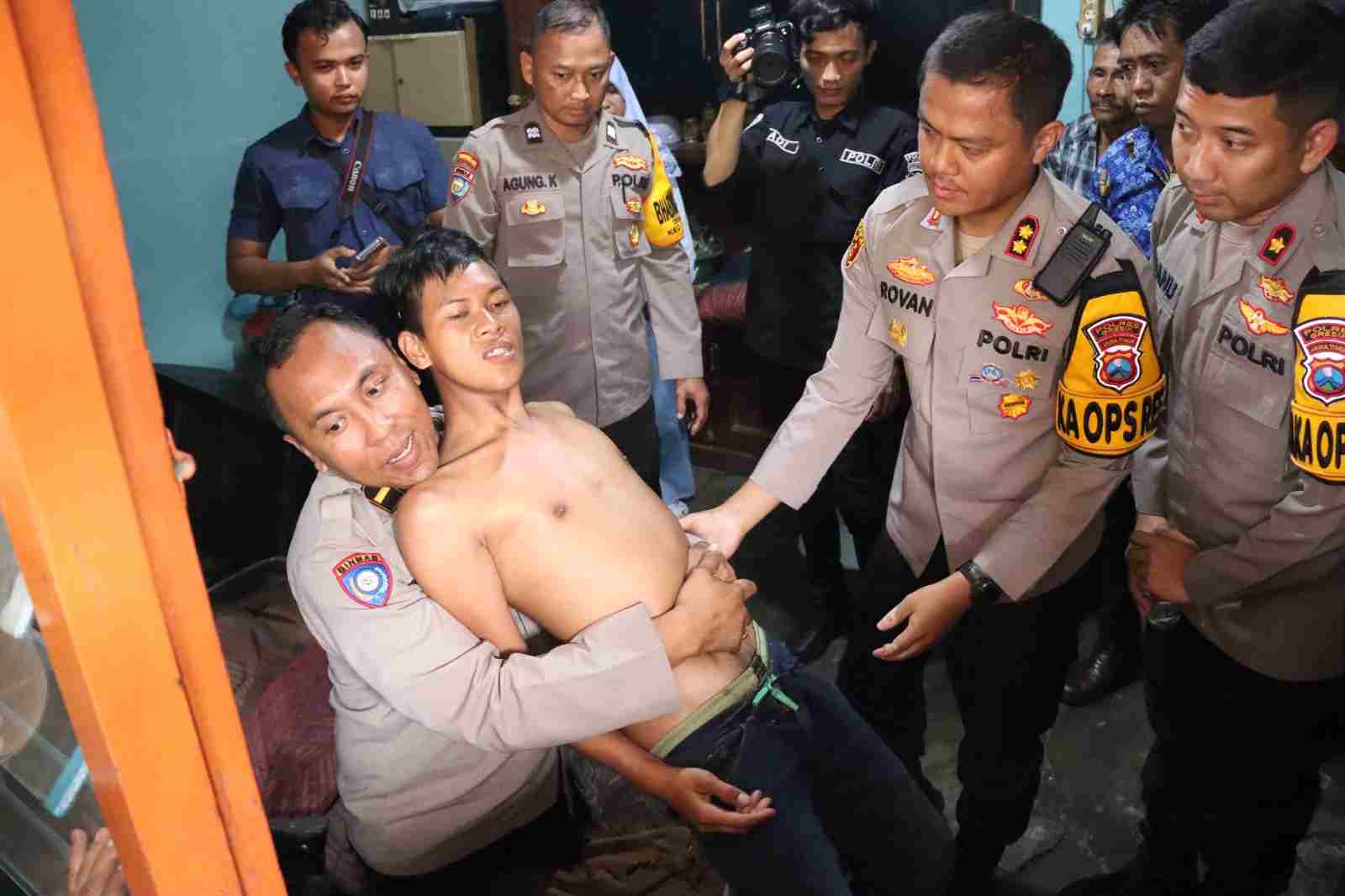 Kapolres Gresik Bersama Ipda Purnomo Bantu Rehabilitasi Warga dengan Gangguan Jiwa
