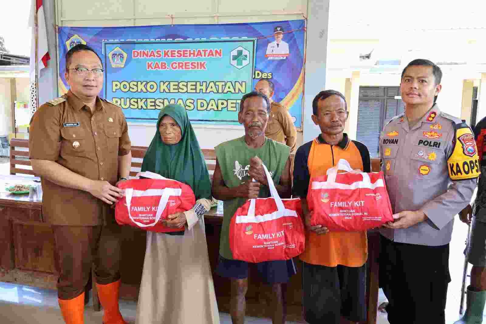 Kali Lamong Meluap, Kapolres Gresik Bersama Forkopimda Salurkan Bantuan