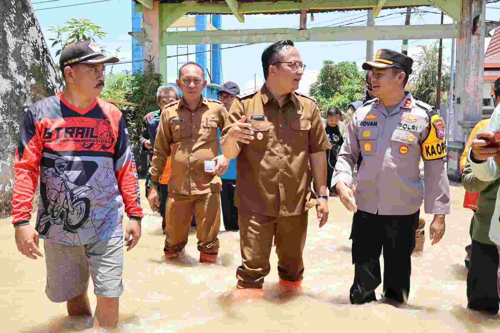 Kali Lamong Meluap, Kapolres Gresik Bersama Forkopimda Salurkan Bantuan