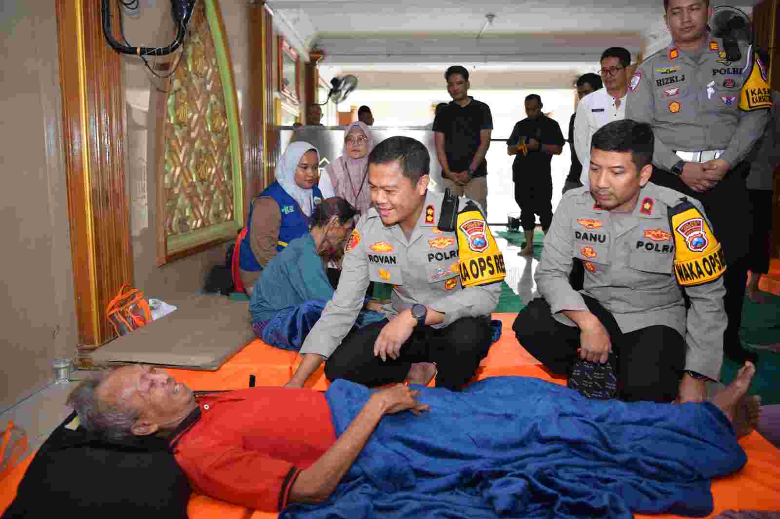 Kapolres Gresik Terjun Langsung Salurkan Bantuan Sosial untuk Warga Terdampak Banjir di Driyorejo