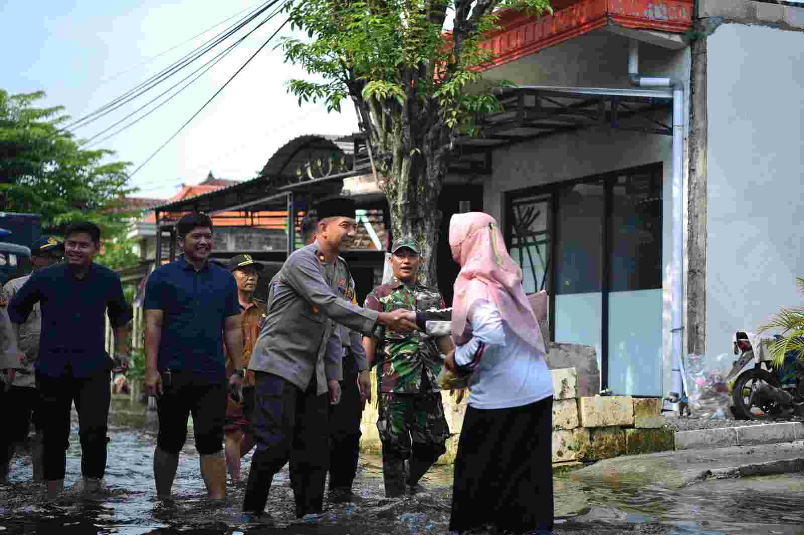 Peduli Korban Banjir, Polres Gresik Bakti Sosial untuk Korban Banjir di Cerme