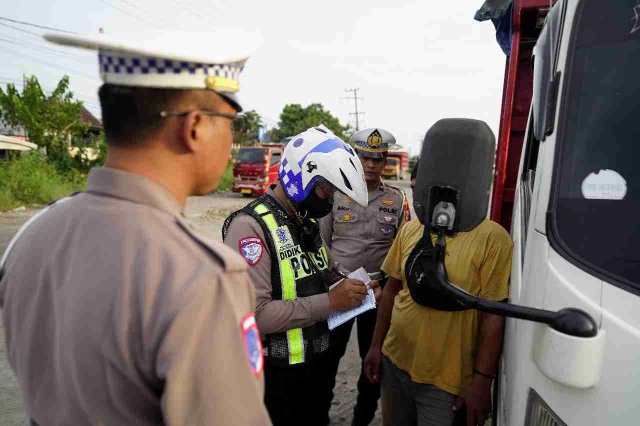 Satlantas Polres Gresik Gelar Penertiban Angkutan Barang di Sidayu