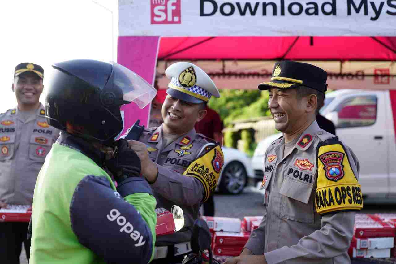 Indahnya Berbagi di Bulan Suci, Polres Gresik Bagikan Takjil kepada Pengendara