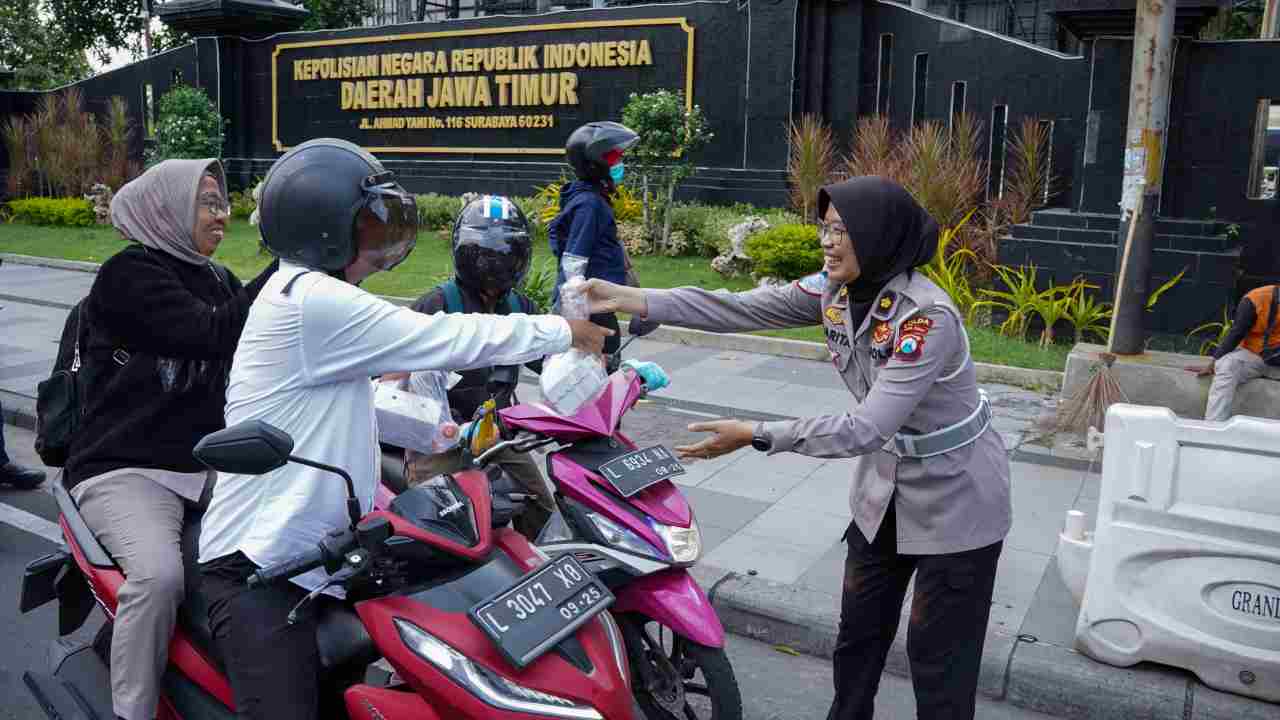 Berbagi Takjil Jelang Buka Puasa, Ditlantas Polda Jatim Ajak Masyarakat Tertib Berlalu Lintas