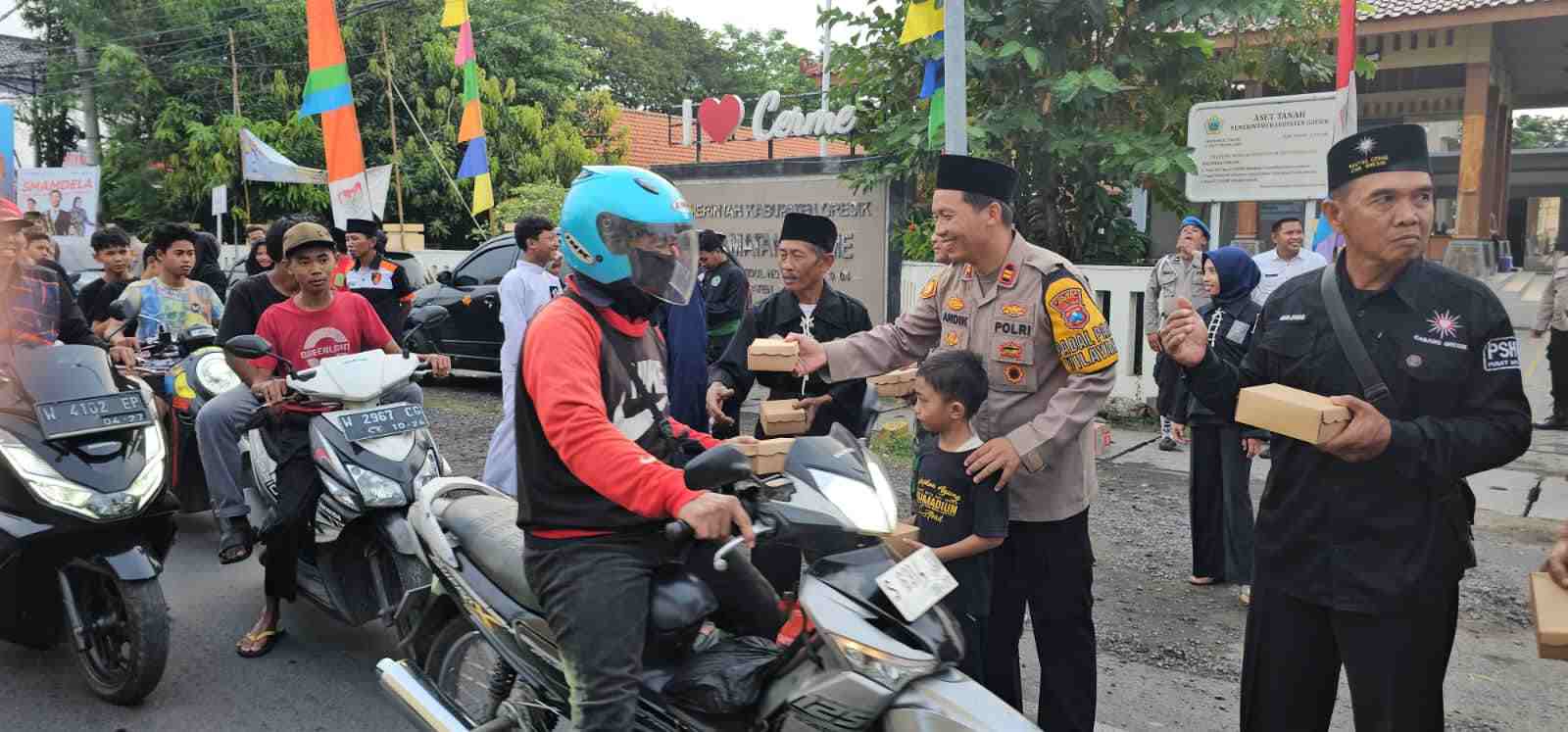 Gresik Guyub Rukun, Polsek Cerme Gelar Bagi Takjil dan Buka Bersama Perguruan Silat