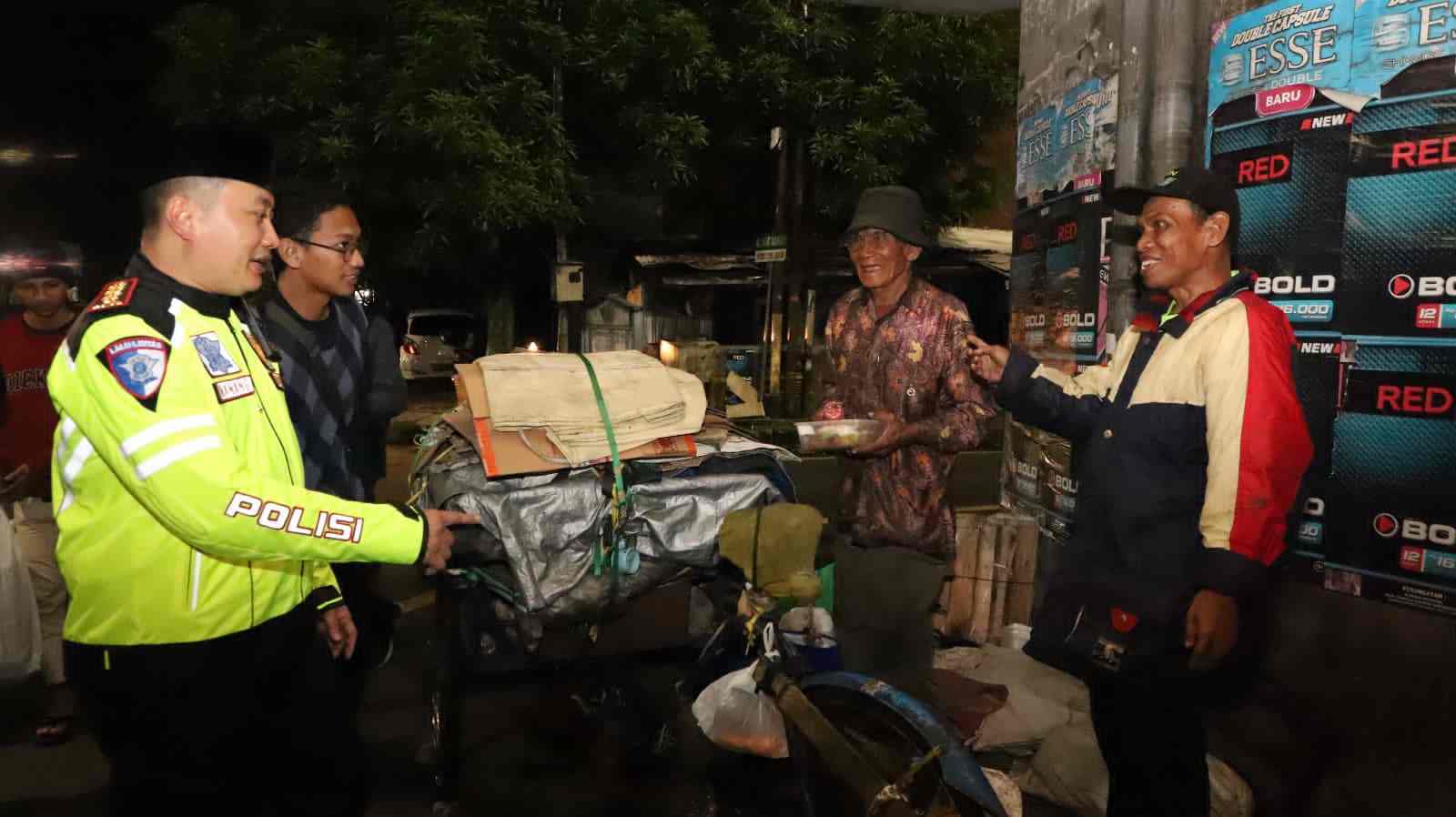 Polri Untuk Masyarakat, SOTR Polresta Malang Kota Bersama Mahasiswa Berbagi dan Jaga Kamtibmas
