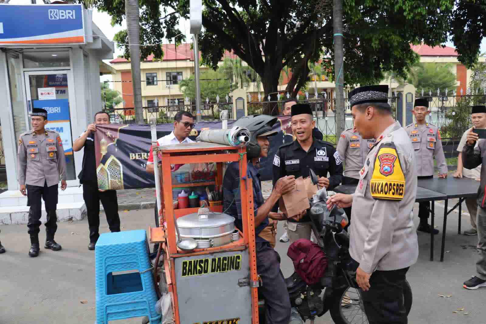 Semarak Ramadan 1446 H, Polres Magetan Bersama Awak Media Berbagi Takjil