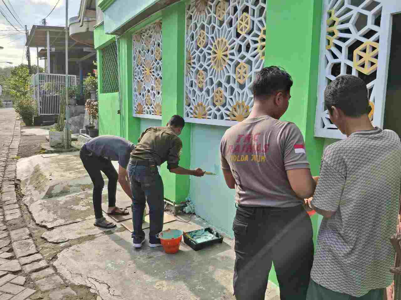 Polres Gresik Bersama Swa Army Gelar Bhakti Sosial di Masjid Miftahul Jannah