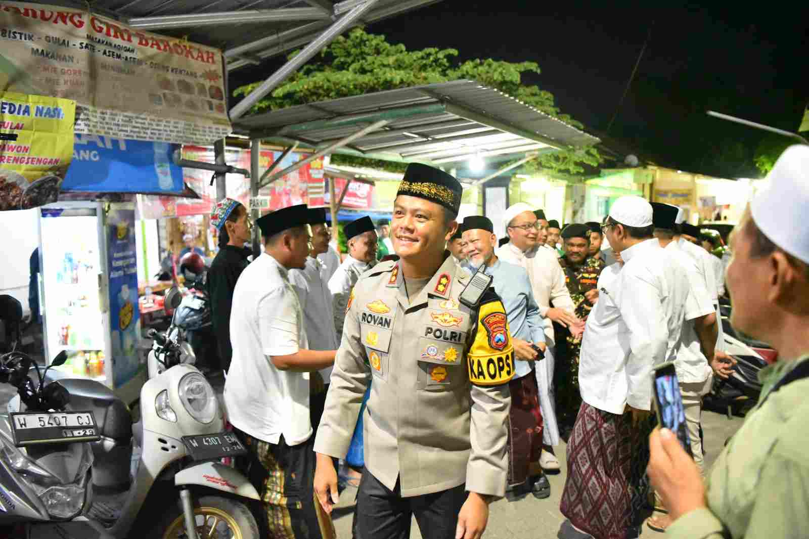 Dihadiri Ribuan Orang, Tradisi Malam Selawe 2025 di Gresik Berjalan Kondusif