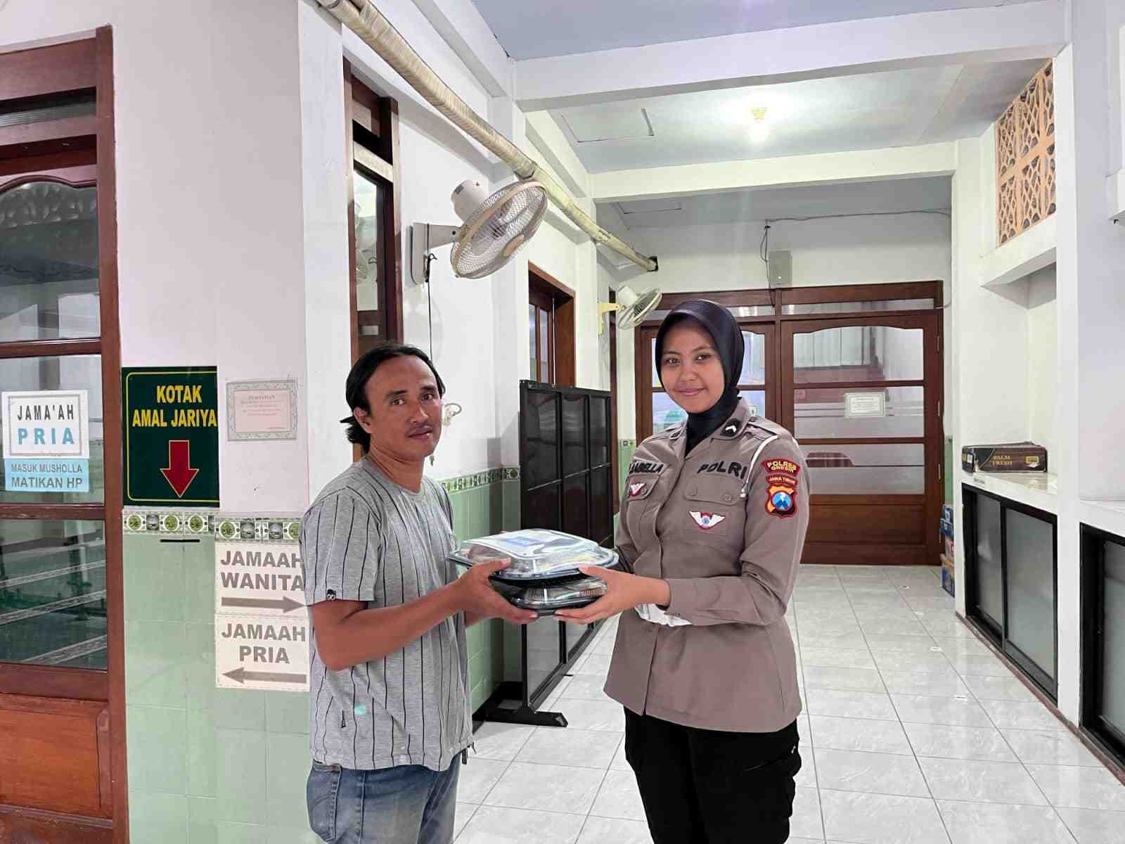 Satlantas Polres Gresik Berbagi Takjil di Mushola dan Masjid