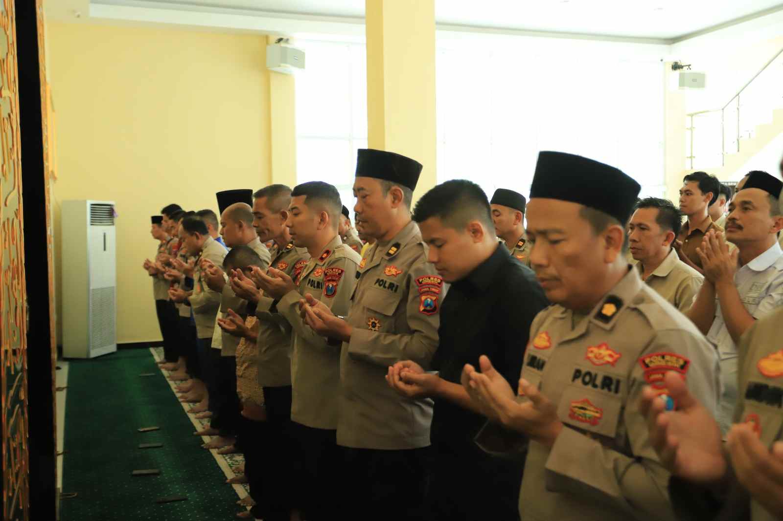 Polres Gresik Gelar Sholat Gaib untuk Tiga Polisi yang Gugur di Lampung