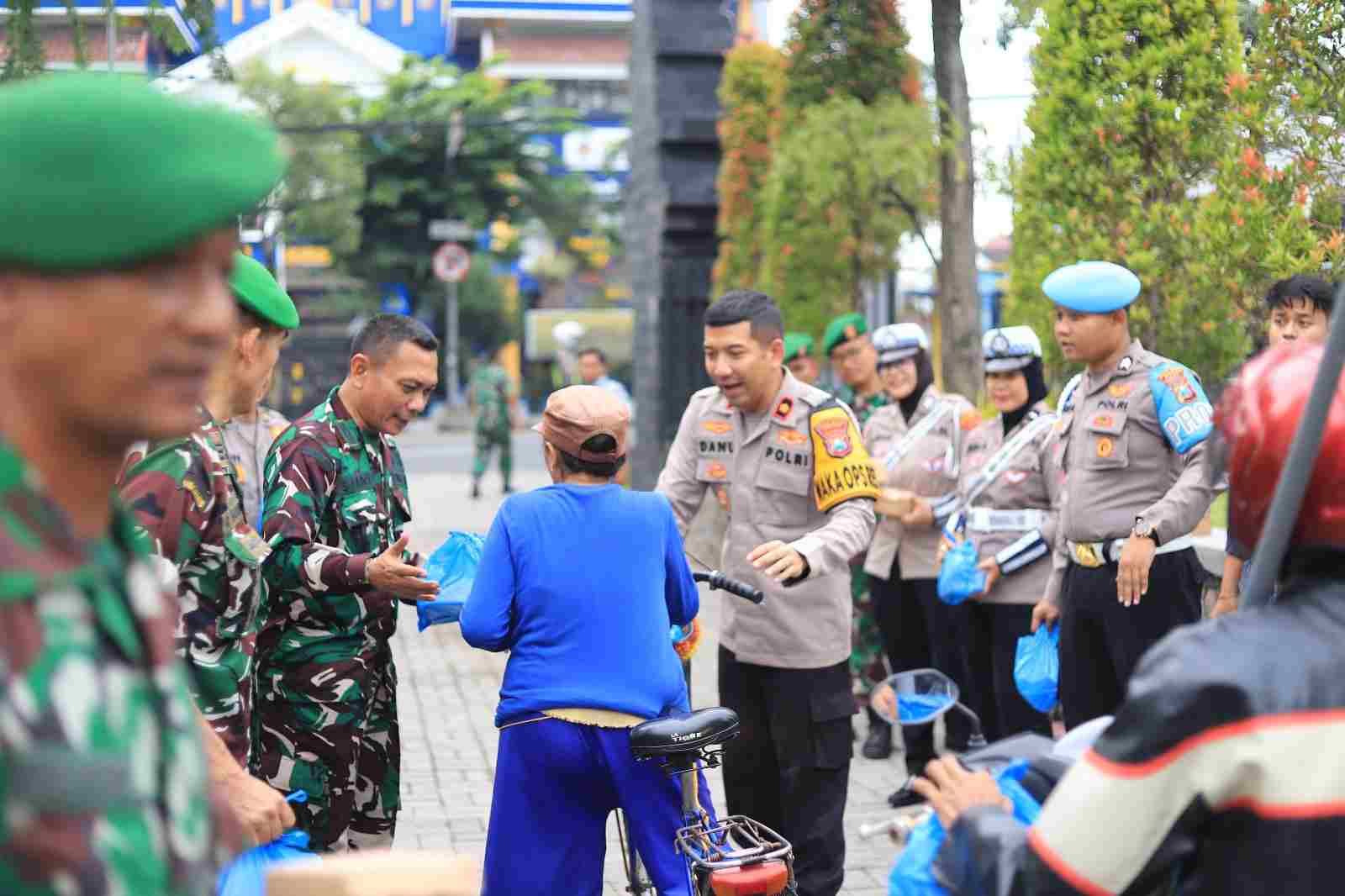 Sinergitas Polres Gresik dan Kodim 0817 Gresik Kompak Bagikan Takjil Kepada Warga