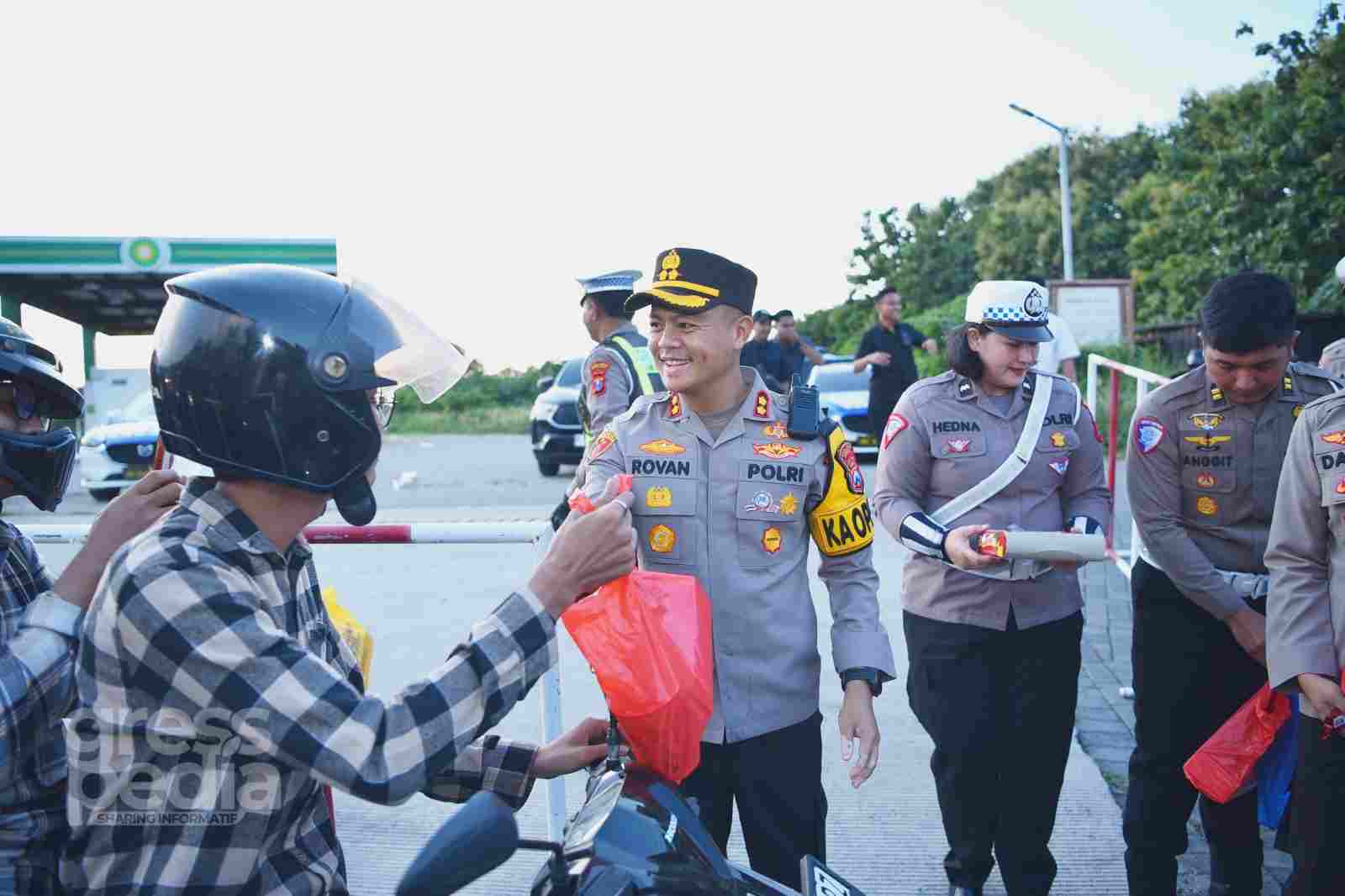 Satlantas Polres Gresik Kenduri Takjil Bumi Wali, Pengendara Sumringah