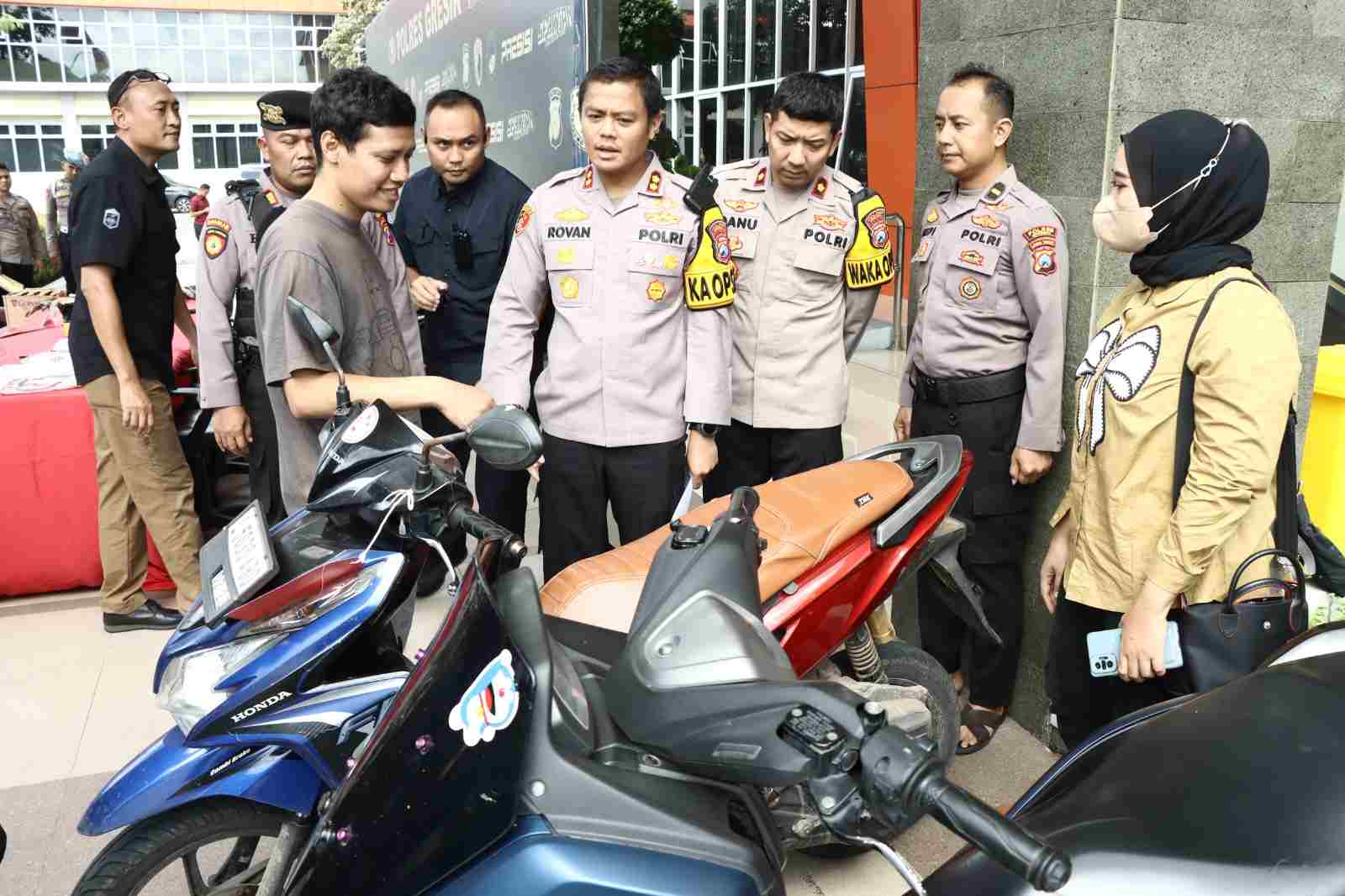 Senyum Haru Indrajit Saat Motor Kesayangannya Kembali Usai Polres Gresik Ringkus Pelaku