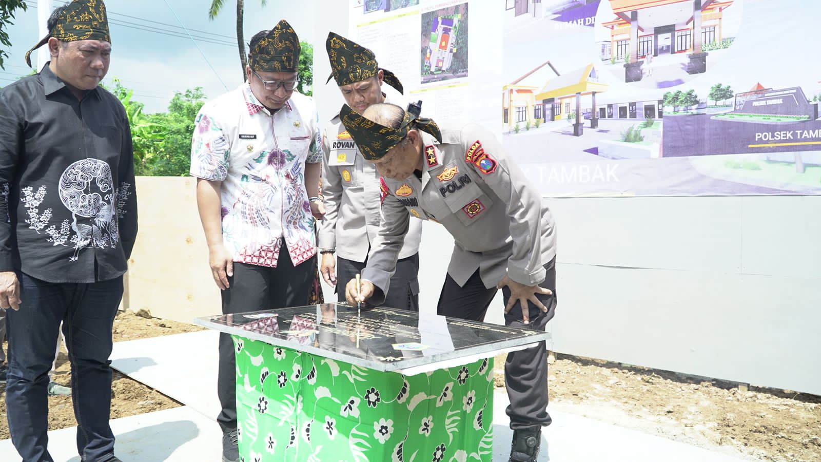Peletakan Batu Pertama Pembangunan Polsek Tambak Bawean Gresik Oleh Kapolda Jatim