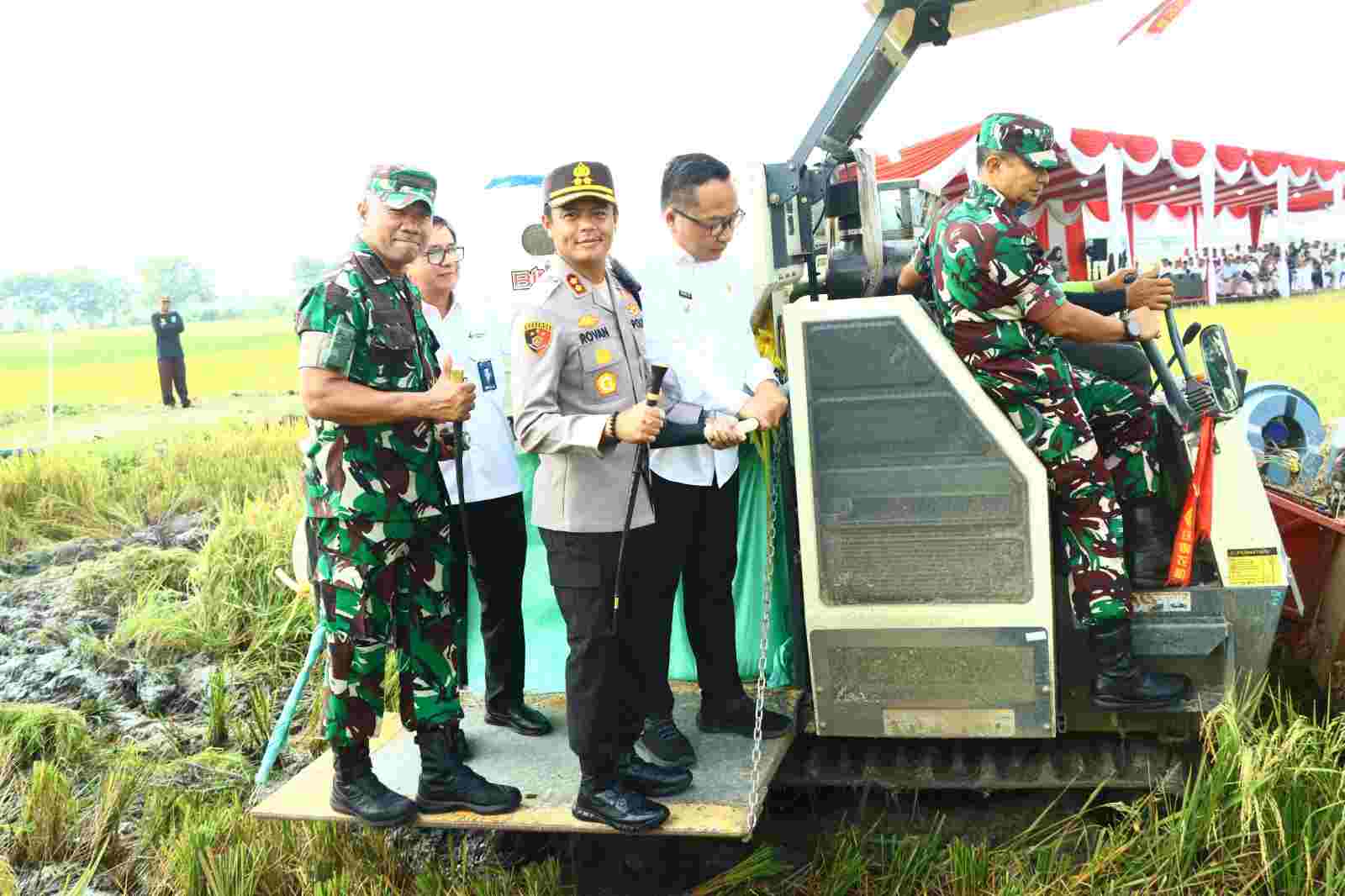 Kapolres Gresik Hadiri Panen Raya Padi Serentak di Driyorejo, Terhubung Langsung dengan Presiden Prabowo