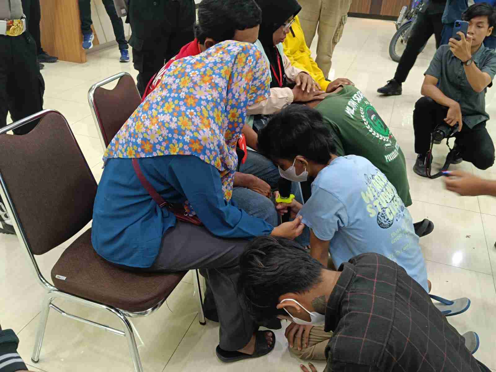 Remaja jadi Anggota Gangster, Sujud Menangis Depan Ortu di Mapolres Gresik