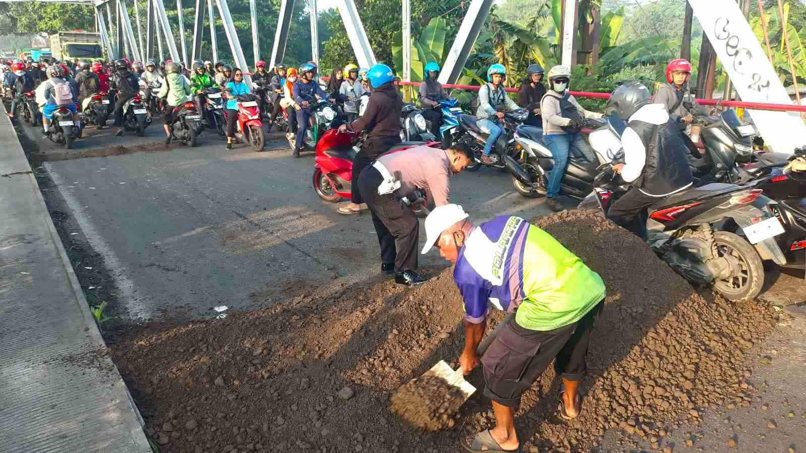 Polisi di Driyorejo Gresik Sigap Tambal Jalan Berlubang
